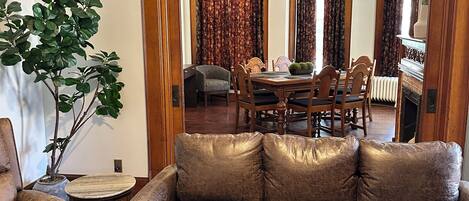 Smart-tv, böcker och en stereo