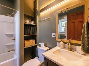 Douche, séchoir à cheveux, serviettes fournies, savon