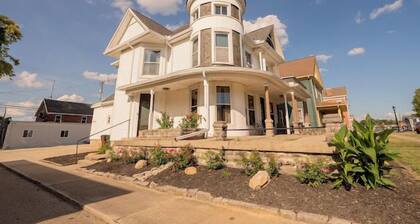 4-bedroom house in historic downtown Xenia w/WiFi, AC. Book your stay now!