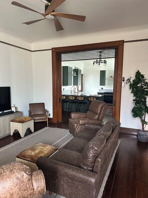 Smart TV, books, stereo