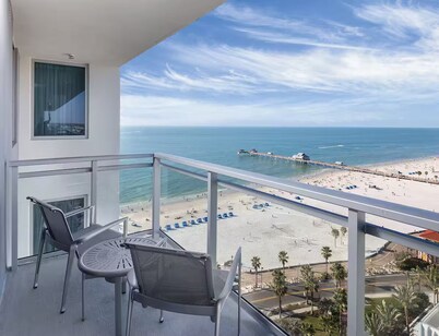 Upscale 2 BR Presidential Suite sleeps up to 8 ppl on the beach in Clearwater FL