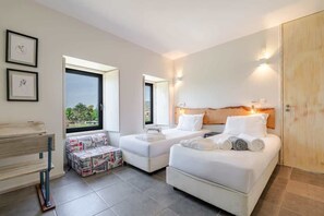 4 quartos, escrivaninha, acesso à internet, roupa de cama