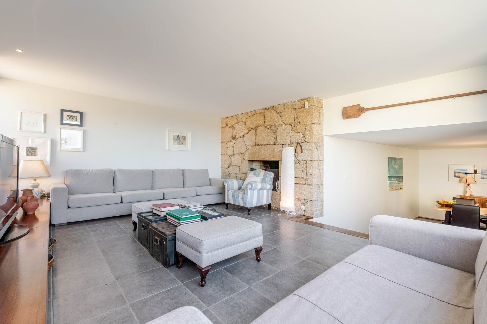 Fernseher, Kamin, Bücher