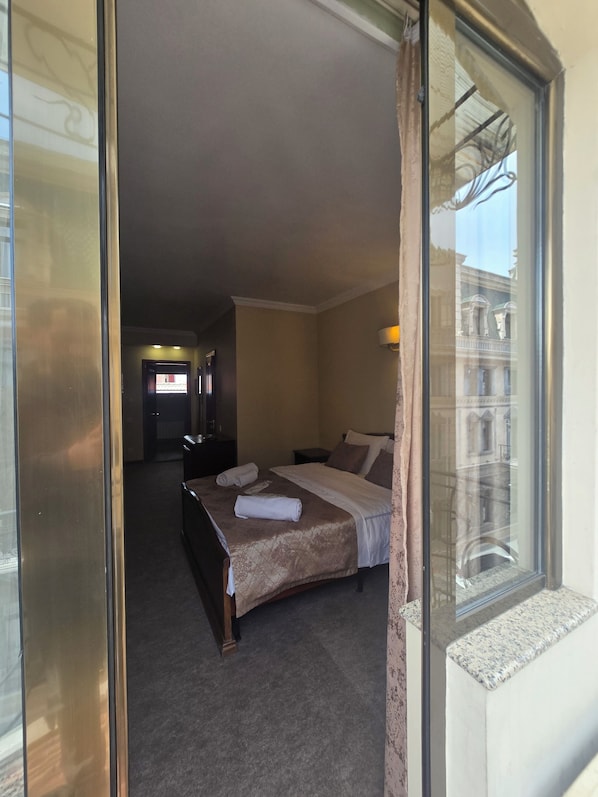 Luxe kamer | Hypoallergeen beddengoed, een bureau, een laptopwerkplek