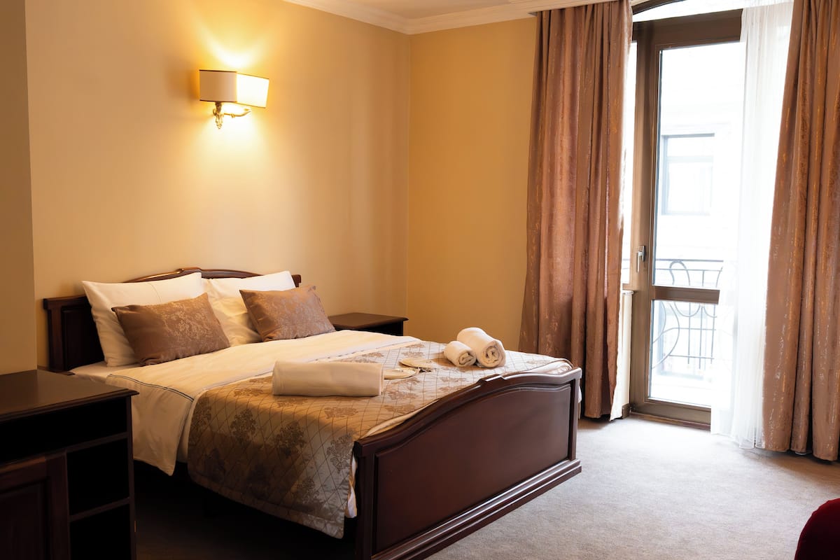 Standaard tweepersoonskamer | Hypoallergeen beddengoed, een bureau, een laptopwerkplek