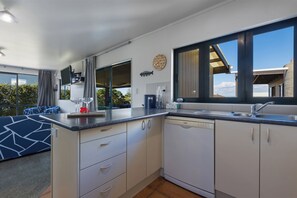 Een koelkast, een microgolfoven, een vaatwasser