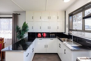 Fridge, microwave, toaster, cookware/dishes/utensils - Dannevirke Lodge - Dannevirke Holiday Home (Dannevirke)