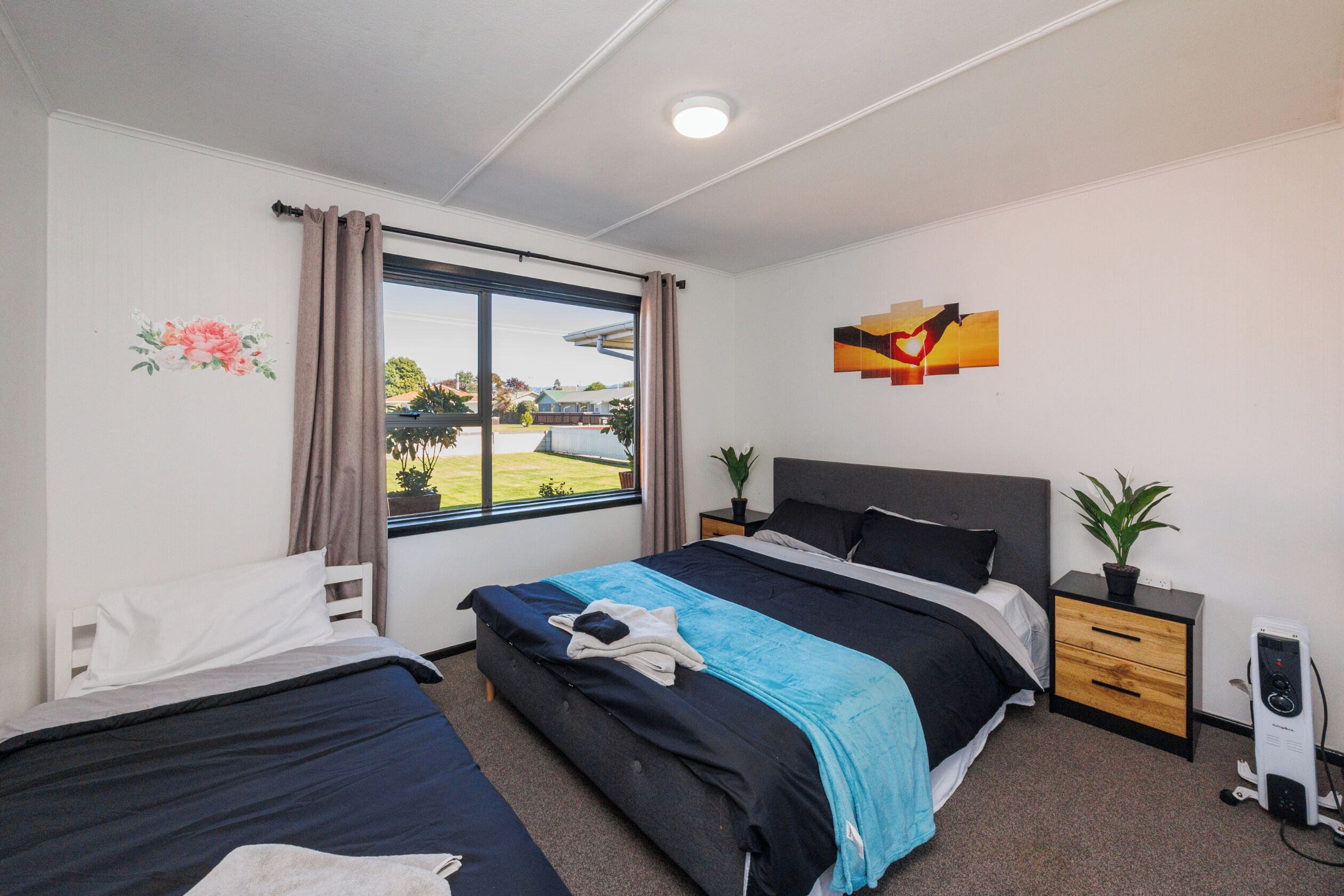 4 bedrooms, iron/ironing board, WiFi, bed sheets