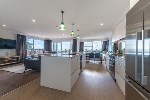 Beachview Bliss - Clarks Beach Holiday Home