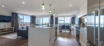 Beachview Bliss - Clarks Beach Holiday Home