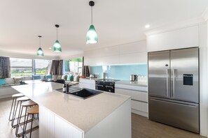 Kylskåp, mikrovågsugn, diskmaskin och brödrost