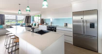 Beachview Bliss - Clarks Beach Holiday Home