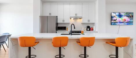 ثلاجة، ميكروويف، فرن، موقد طهي مسطح