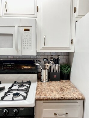 Private kitchen - Charming 2-bedroom house in Lake Arrowhead (Lake Arrowhead)