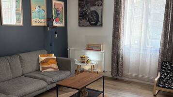 Een smart-tv en boeken