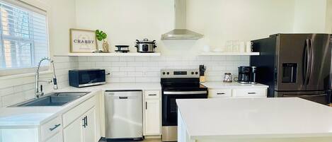 冷蔵庫、電子レンジ、オーブン、コンロ