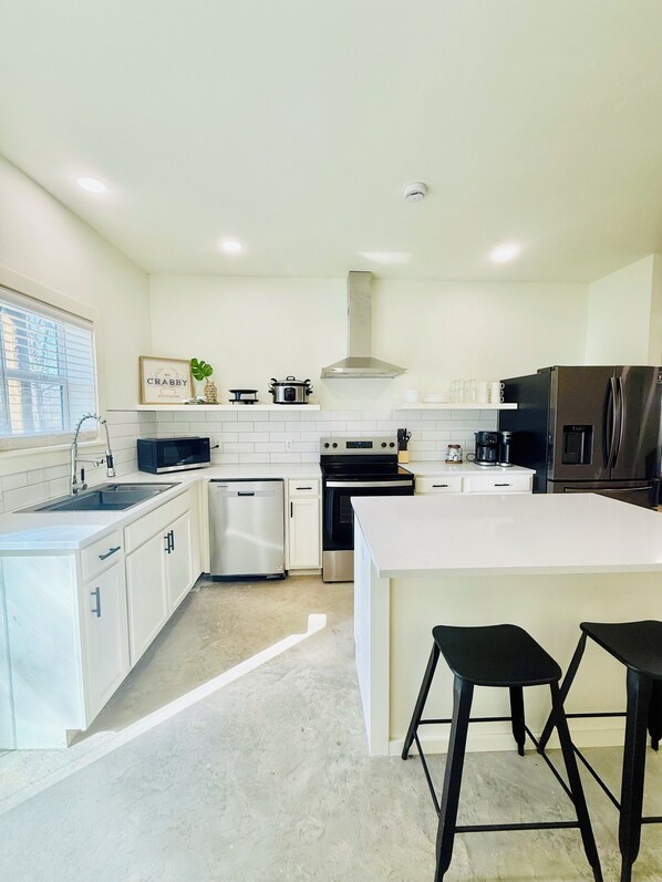 Een koelkast, een microgolfoven, een oven, een kookplaat