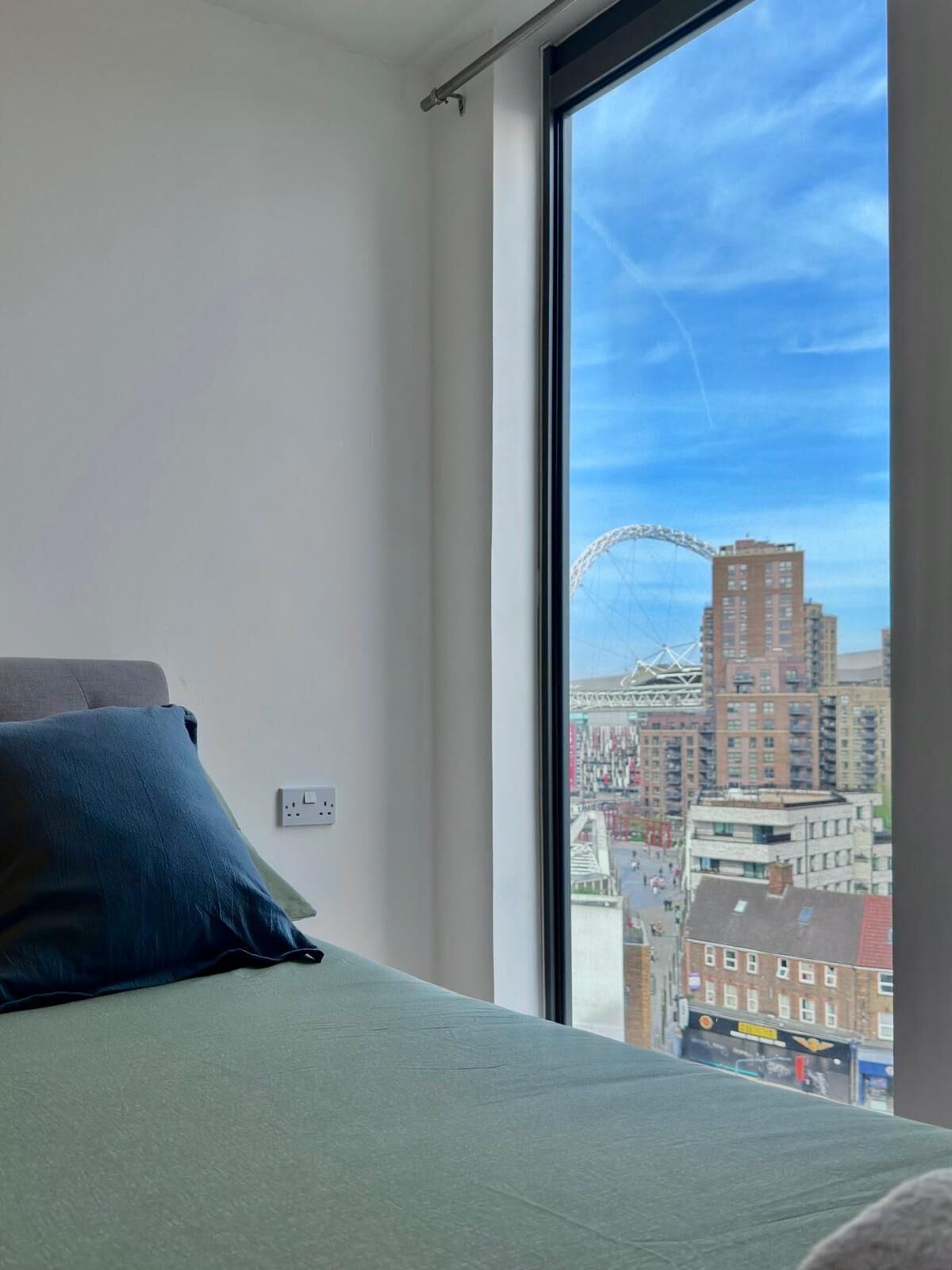 2 habitaciones, escritorio y tabla de planchar con plancha 