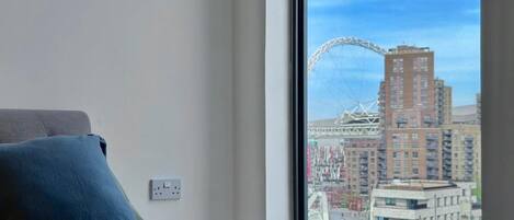 2 makuuhuonetta, työpöytä, silitysrauta/-lauta, vauvan matkasänky