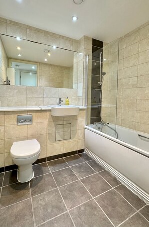 Dusche, Handtücher, Seife, Toilettenpapier