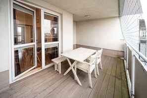 Outdoor dining - Poznań Grunwald - 51m2, Balcony - by Rentujemy (Poznań)