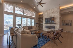 Smart TV, chimenea, videojuegos, futbolito