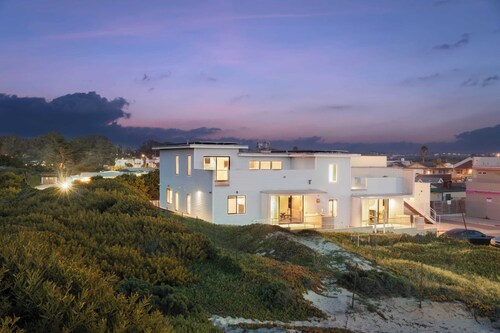 Oceanfront 2BR + Rooftop Deck, & Beach Access Strand Way B