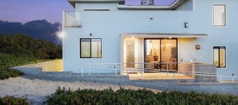 Oceanfront 2BR + Rooftop Deck, & Beach Access Strand Way B
