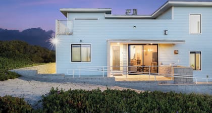 Oceanfront 2BR + Rooftop Deck, & Beach Access Strand Way B