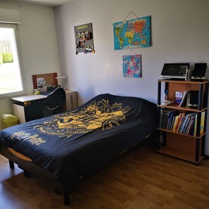 3 bedrooms, desk, iron/ironing board, free WiFi
