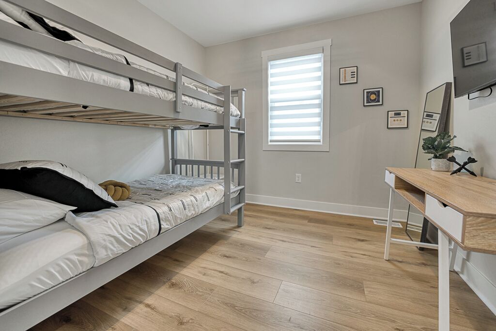 3 habitaciones, escritorio y tabla de planchar con plancha 