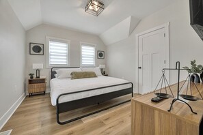 3 sovrum, skrivbord, strykjärn/strykbräda och resesäng