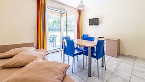 Dining - Chalet Abordable au cœur du Val de Loire | Accès Piscine (CHAVEIGNES (INDRE ET LOIRE))