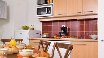 Réfrigérateur, micro-ondes, plaque de cuisson, lave-vaisselle