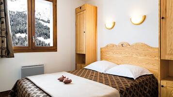2 bedrooms, travel crib