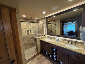 Douche, baignoire à jets, sèche-cheveux, serviettes fournies