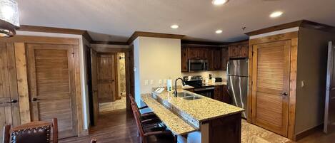 調理器具と食器、ダイニングテーブル