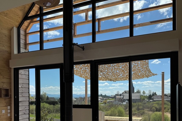 Una Smart TV, una chimenea, libros