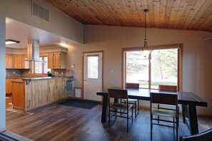 เคบิน, หลายเตียง, เตาผิง | ร้านอาหาร