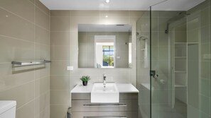 Een douche, een haardroger, handdoeken