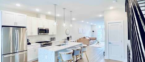 冷蔵庫、電子レンジ、オーブン、コンロ