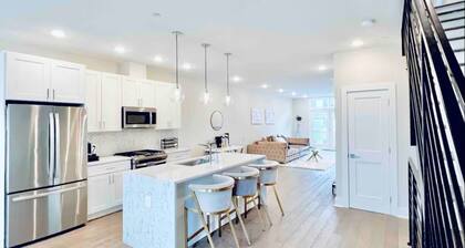 Luxurious 3BDR Penthouse Rooftop Monument Views @H ST Corridor Free Cancellation