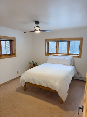 3 bedrooms, desk, iron/ironing board, travel cot