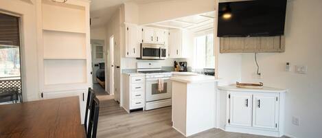 Jääkaappi, mikroaaltouuni, uuni, liesi