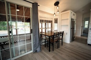 Dining - Alpine Lodge & RV Park - Cabin (Cascade)