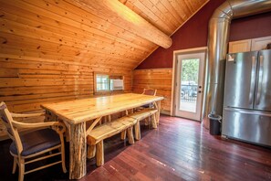 Dining - Mountain Lodge With Private Deck (Cascade)