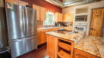 冰箱、微波炉、烤箱、炉灶