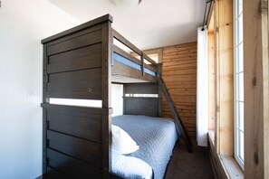 2 bedrooms, internet, bed sheets