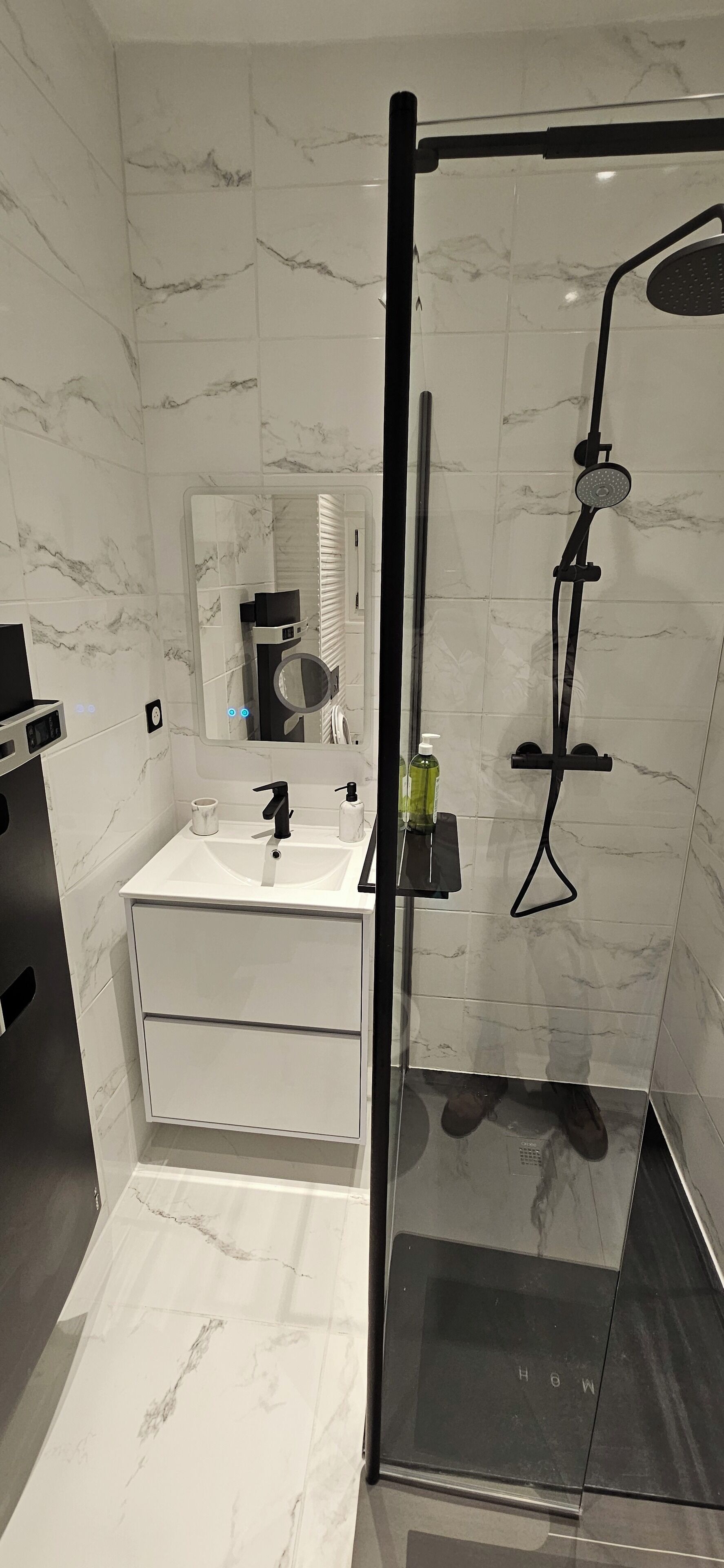 Secador de cabelo, toalhas de banho, sabonete, papel higiênico