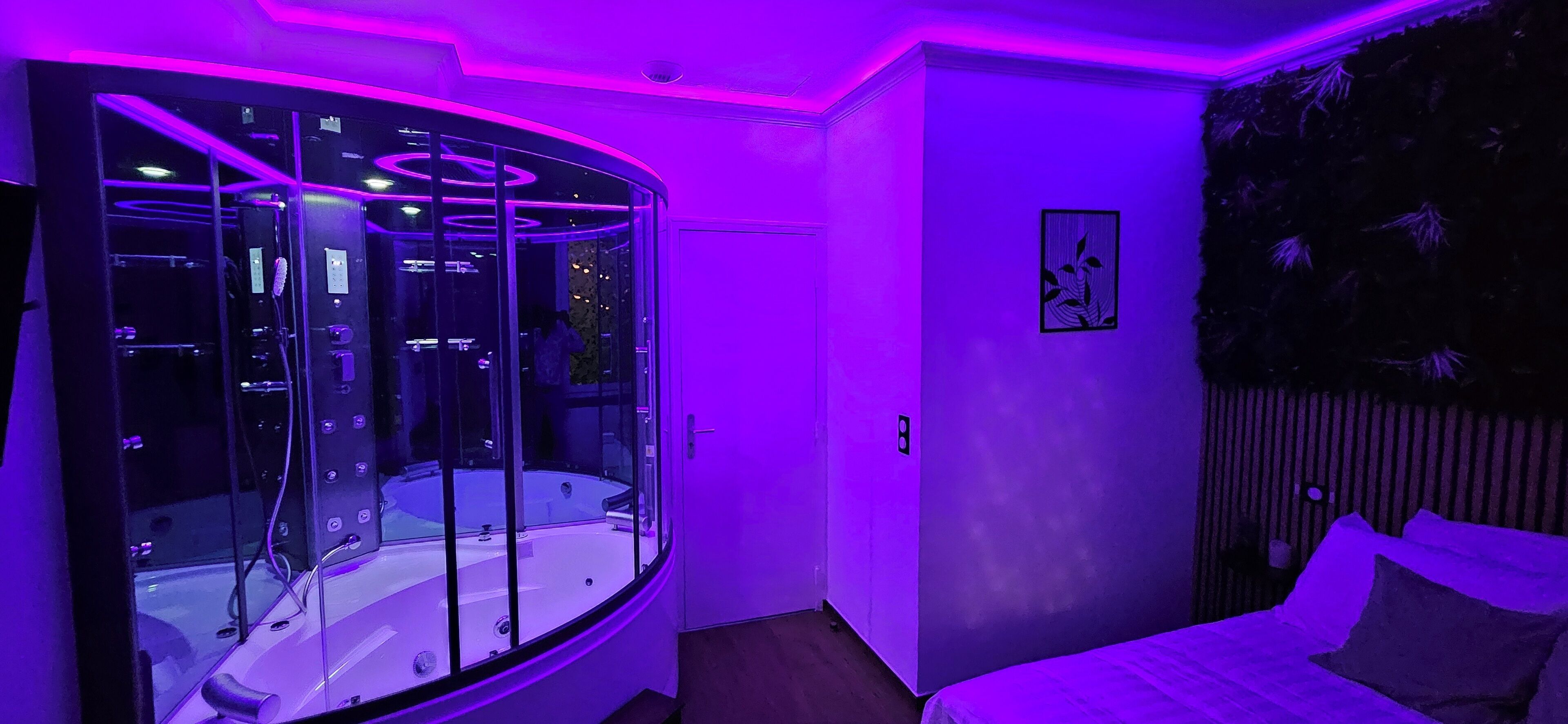 2 quartos, escrivaninha, ferros/tábuas de passar roupa, berço de viagem